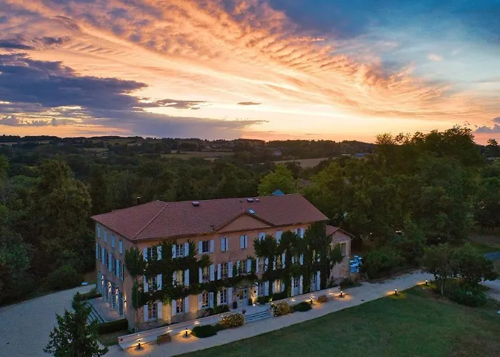 Hotel Le Chateau De Cesarges Maubec  photo