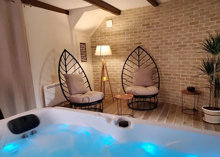 Фото Jacuzzi Privatif Dans Maison De Village Au Calme Flaviac