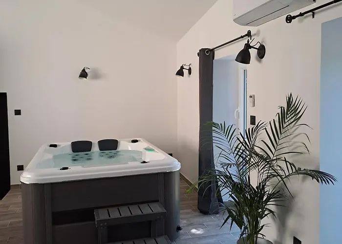 Maison Chaleureuse Avec Jacuzzi Interieur Pranles foto