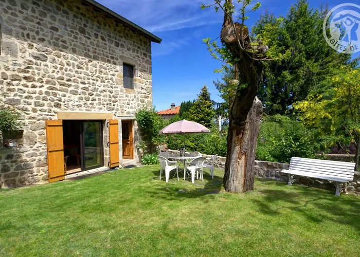 fotos do Gîte de charme à Marols pour 6 pers. avec cour et terrain privé - FR-1-496-1