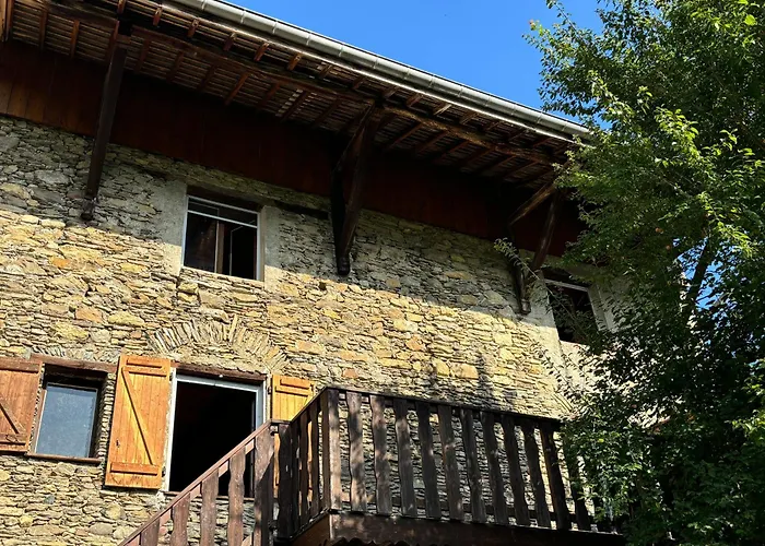 Photo de Ancienne maison dans petit village savoyard La Trinite 