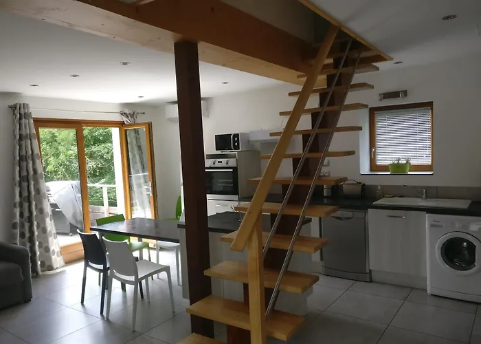 Фото La Maison De Pierre La Chapelle-de-la-Tour