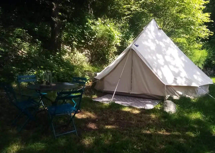 Tente Tipi En Plein Coeur D'Une Foret foto