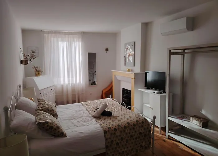 Jullié L'Odyssee De Melyna Entre Beaujolais & Bourgogne תמונה