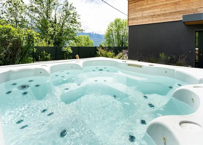 Photo de Villa récente avec Jacuzzi Privatif à Plancherine