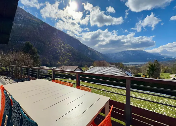 صورة Comfortable Chalet - View Of Lake Aiguebelette Nances