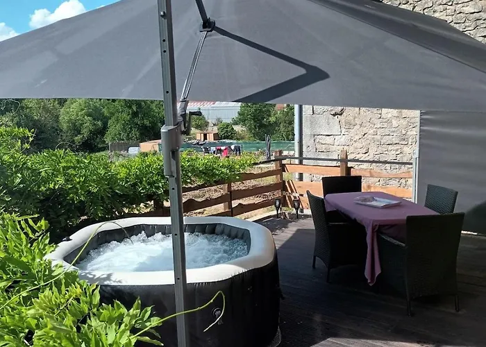 Photo de Maison de campagne avec jacuzzi, animaux de compagnie acceptés Saint-Jeoire
