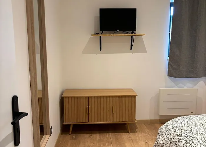 Appartement Tout Equipe - 2 Chambres Avec Clim Et Parking Prive Vertrieu képek