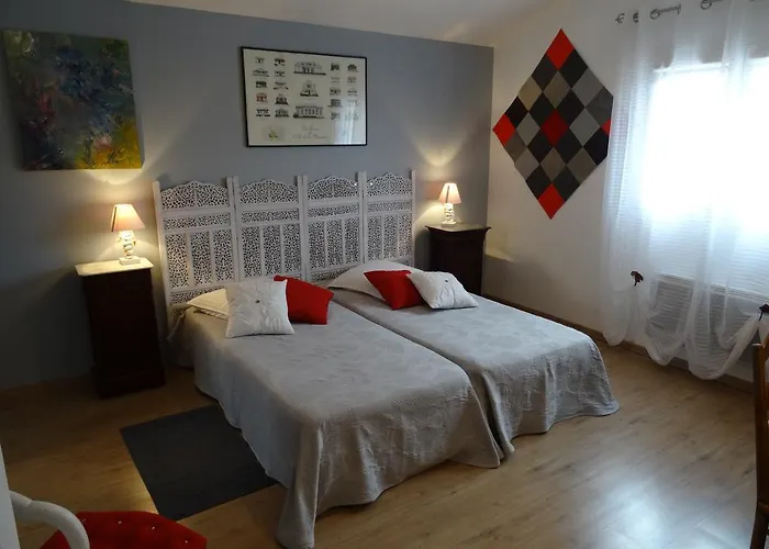 Une Chambre En Ville Savigneux  photo